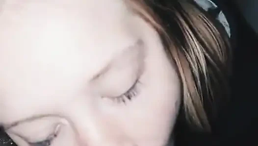 Sigara içen sarışın genç kız yarak emiyor ve ağzına döl yutuyor