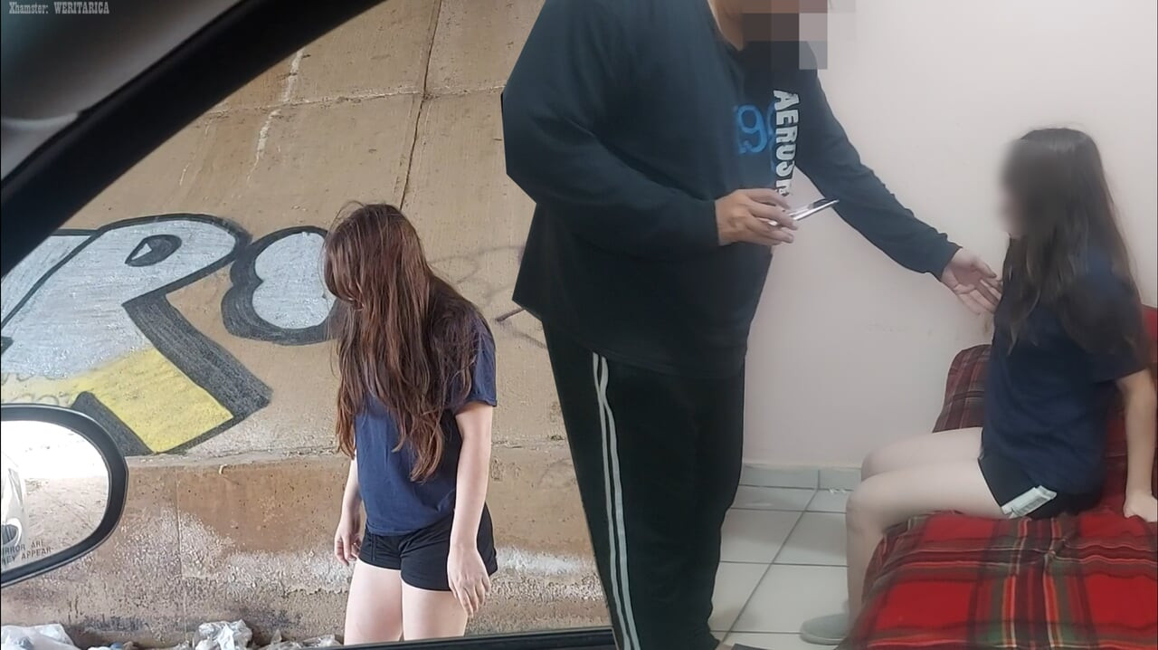 Ah, aaay! Çıkar şunu! Güzel genç çöpçü yaşlı bir adamın evine gidiyor bölüm 1/3