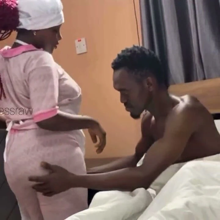 Sert yarak biniyor büyük götlü seksi kaltak az önce check-in yapılan bir misafirle sikişiyor