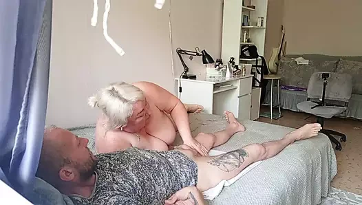 Komşu yarağımı ağzıyla eziyor ve içine bir parça ateşli döl alıyor