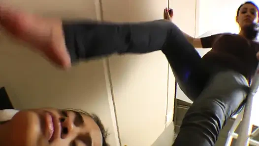 Lezbiyen karateke büyük ayaklar - agresif ve sansasyonel