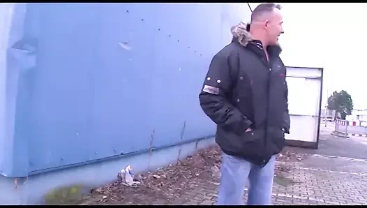 Büyük memeli siyah saçlı orta yaşlı seksi kadın amcık yalıyor