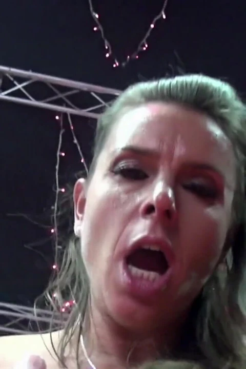 Seksi esmer orta yaşlı seksi kadın ile bakış açısı sikişi