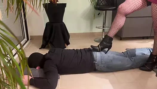 Teaser: sapık fransız kız, ayak bileği botlarıyla itaatkarının sırtını eziyor ve kaşıyor