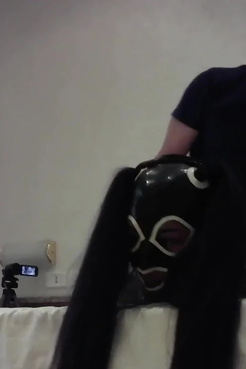 Милфа принимает член в 3 дырочки с камшотом на колготках