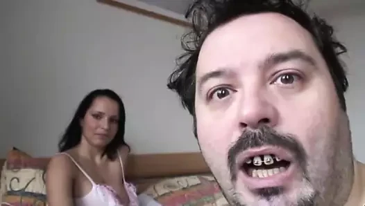 Yaşlı adam sert seksi genç kızı sikiyor