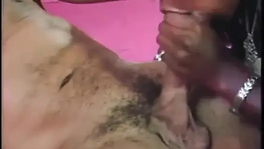 Güzel memeli siyah sürtük yatak odasında beyaz bir yarakla sert sikişiyor