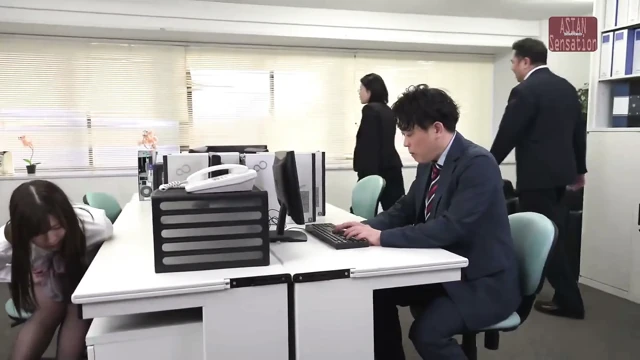Siyah külotlu çoraplı kadın ofis çalışanı - kesim 1