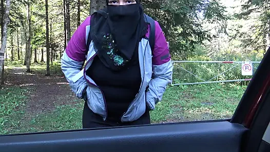 Müslüman tesettürlü kız Alman adam tarafından sert seks için tavlanıyor