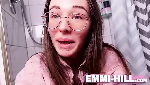 Büyük dudaklı sıska kız işiyor! Derleme!