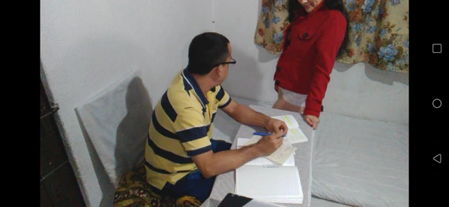 Hint kayınbiraderim iş yerinde dönüyor, bana iyi bir oral seks veriyor ve sulu sıkı kedime nüfuz ediyor