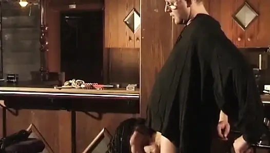Büyük memeli esmer orta yaşlı seksi kadın şaplak atıyor ve oral seks yapıyor
