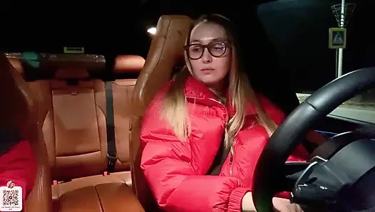 Evden kaçan üvey oğul üvey babasının arabasında üvey annesinin amını aktif bir şekilde sikiyor