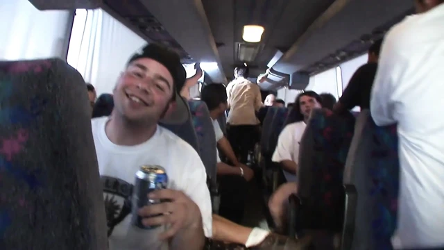 Vahşi grup seks partisi. Otobüste sarışın rock kızı için grup seks