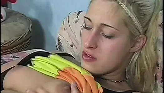 Tombul bir sarışın, iki adam ve bir seks oyuncağı arasındaki biseksüel üçgen