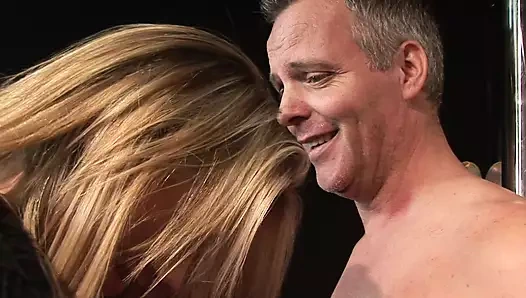 Dövmeli bebek hiç bu kadar azgın olmamıştı ve grup seks seansına giriyor