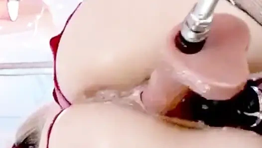 Fışkırtana kadar kremsi ıslak amcığımı sert sikiyorum