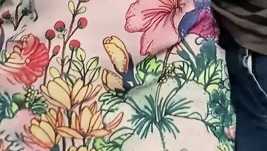 Sapık erkek arkadaş yaşlı bir adamın herkesin içinde kızının amını parmak etmesine izin veriyor