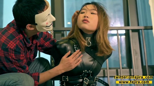 Fejira com – balkonda kilitli fetiş köle kız