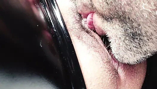 Lateks tulumumu giyerken amcığımı iyi yalıyorum