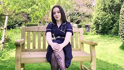 Kız arkadaşını aldat: hemşire Lana sana onun için mastürbasyon yap diyor