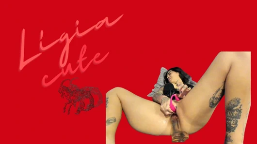 Bacakları geniş açık olan Ligia striptiz yap, klitorise dokun ve kıçını genişçe becermeye hazırlan (faphouse'da tam vid)