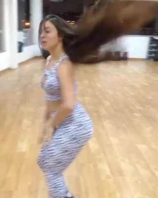 Gostosa Dancando Calca Suplex 1