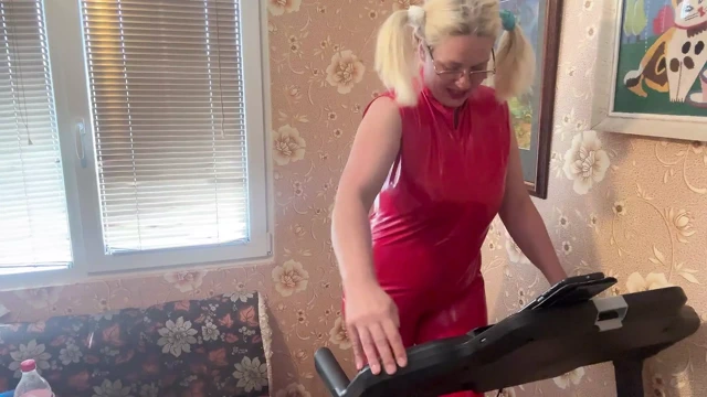 Büyük zenci kölesi yeni beyaz kocası için hazırlanıyor