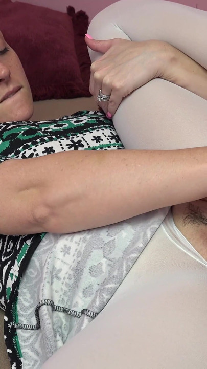 Azgın orta yaşlı seksi kadın melanie hicks dildoyla sikişmek için taytını yırtıyor