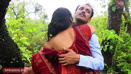 Hintli kız arkadaşla açık havada ateşli seks