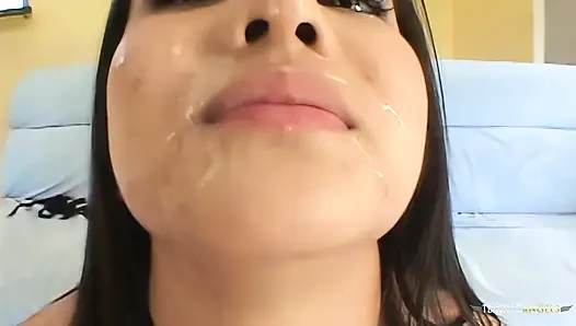 Bu ince Asyalı kadın, bu şanslı adamın önemli cinsel organına olan sevgisini ifade ediyor.