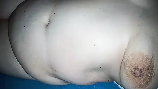 Roma ateşli erotik göbek göğüsleri-amcık hayranlığı - yumuşak esneme marky göbeği, şişmiş, sert göğüsler ve ıslak, parlak amcık yavaşça siliyor