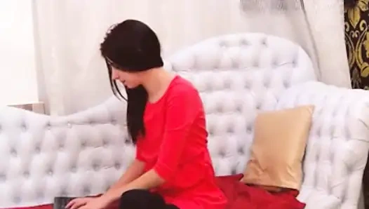 Genç esmer ayaklarını gösteriyor