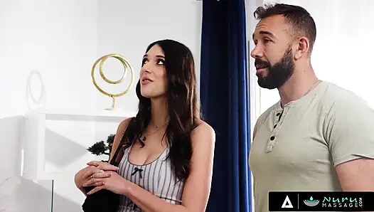 Nuru masajı - Aria Sloane lezbiyen eski Lexi Lore'un ateşli üçlü grup sekste erkek arkadaşını sikmesine izin veriyor