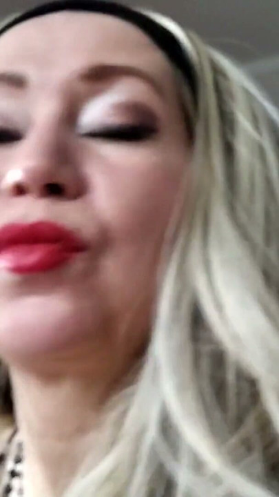 MILF AimeeParadise: Yakın çekim makyaj ve POV derin boğaz.! | Clip 1
