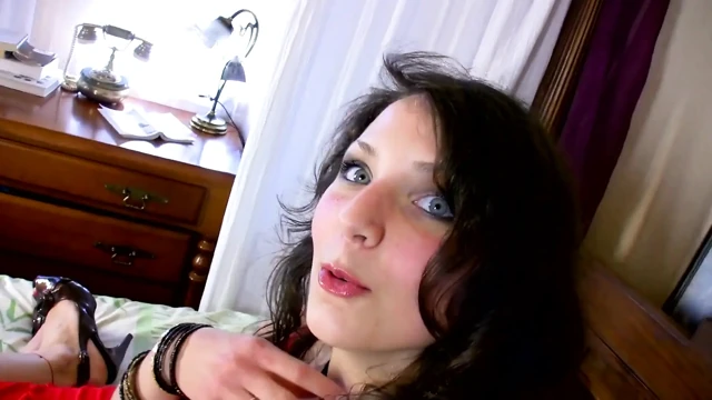 Nathalie kırmızı iç çamaşırlı büyük memeli orta yaşlı seksi kadın