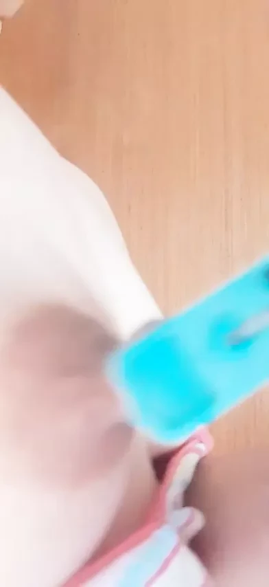 meme kelepçeleri ile oynarken, tatlı asyalı bebek onu meme işkence (chillax)