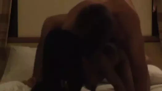 Gf squeals zaman o sticks onun horoz içinde ona göt