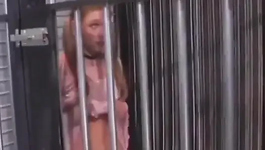 Kilitli Fransız hatun anal sikiliyor