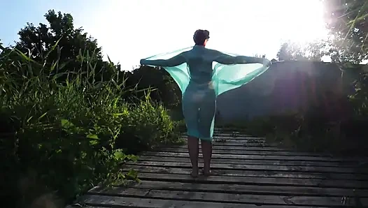 Plankette yarı çıplak dans