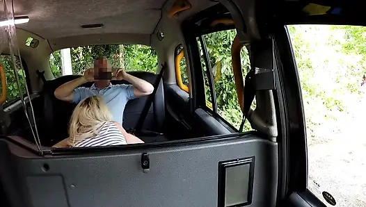 taksi şoförü Louise Lee'i alıyor