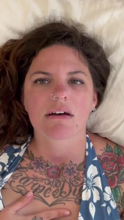 Güzel dövmeli orta yaşlı seksi kadın büyük bir dildo alıyor! | Klip 1