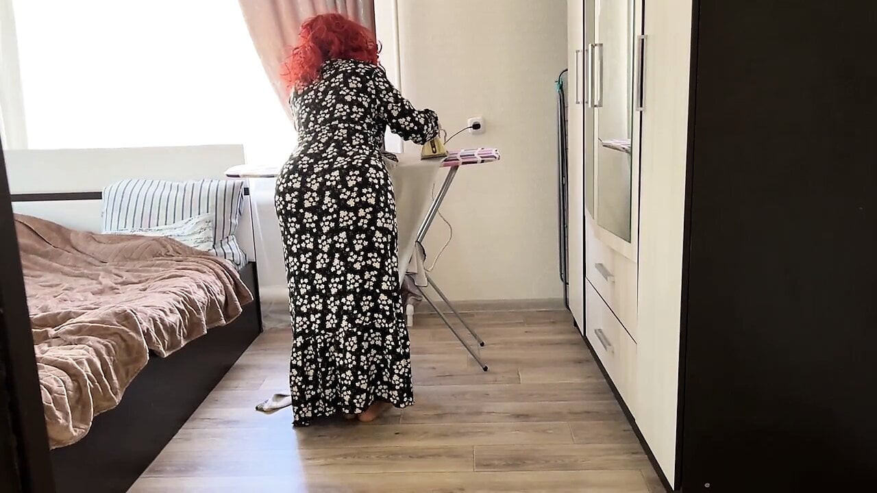 Milf kıyafetleri ütüliyor ve büyük poposuyla anal seks olacağını hissediyor