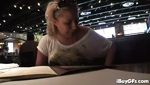 Sarışın gençler – kırmızı ışıkta striptiz