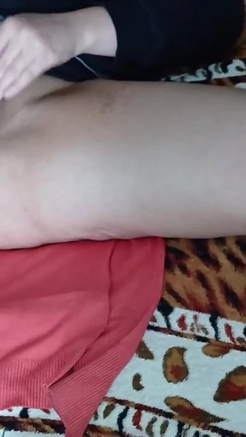 Знаковый момент из "Мы смотрим наши киски и мастурбируем друг перед другом"