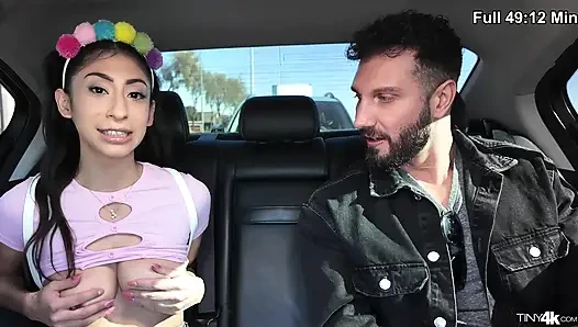 Raver sürtük eve binmek için şişman yarağı getiriyor