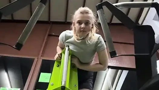 Spor salonunda çılgın sikişiyor