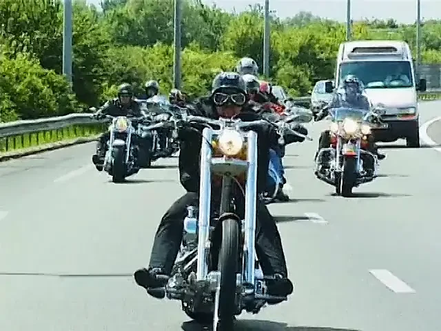 Bisikletçiler çetesinin patronu eğimli gözlü ve büyük kavunlu egzotik dansçıyı onlara yol gösteriyor