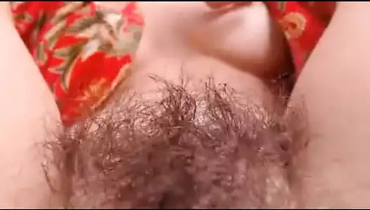 Olgun anne ve saç üzerinde ona kedi