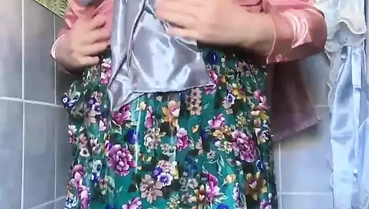 Burjuva'da sidik duşu almak için kıyafetini giyiyor